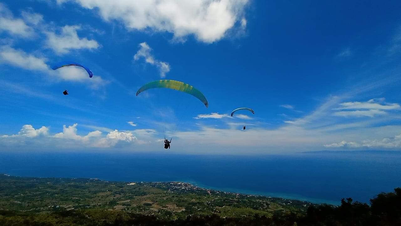 Paragliding over Oslob